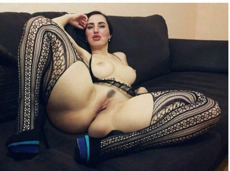 Раздвинула большие ляжки