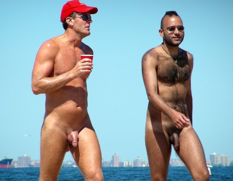 Голые волосатые мужики на пляже