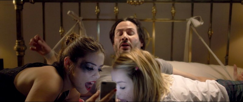 Ana de Armas Knock Knock сцена из душа