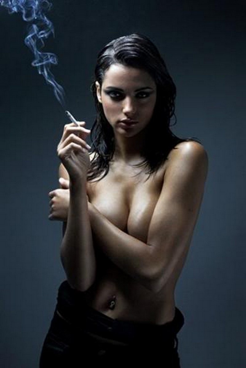 Голая женщина курит