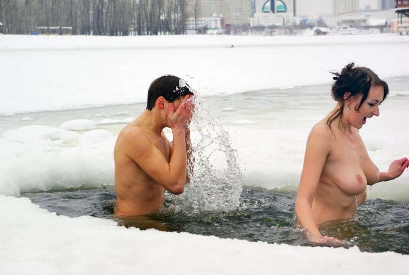 Девушка голышом на морозе