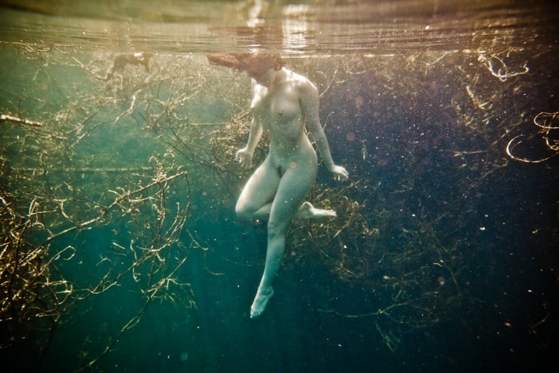 Художественное ню в воде