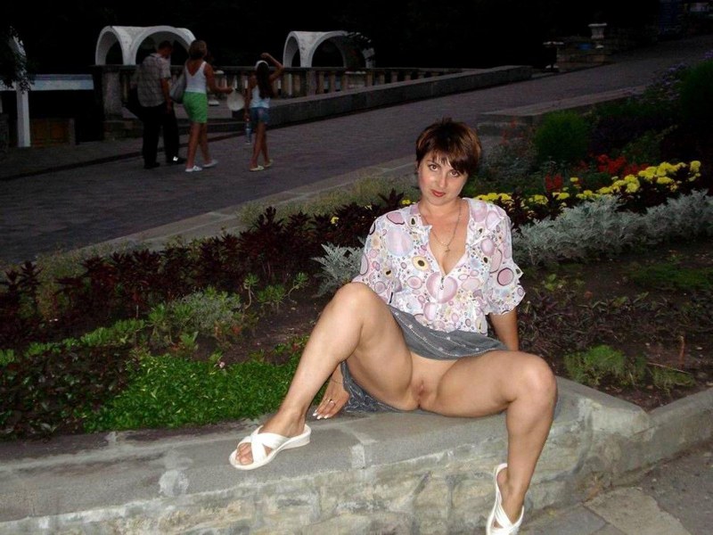 Взрослые женщины без трусиков