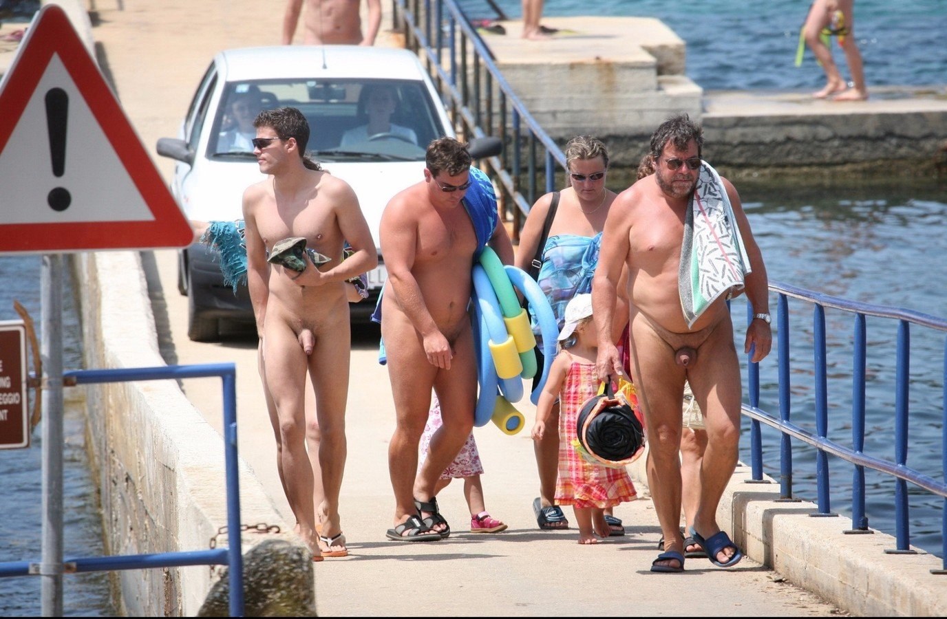 голые парни на пляже среди одетых фото 16