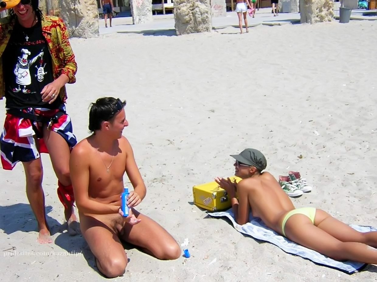 голые парни на пляже среди одетых фото 6