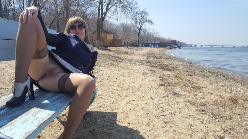 Зрелая в лесу без трусов