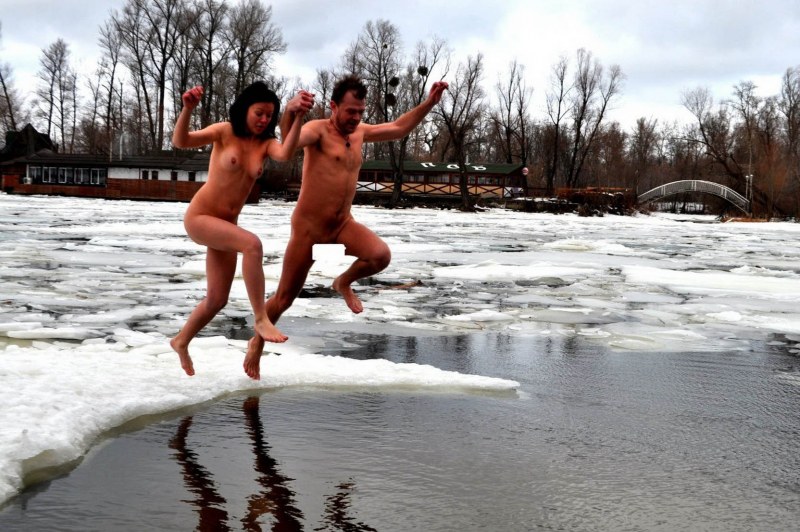 Школьницы на речке голышом