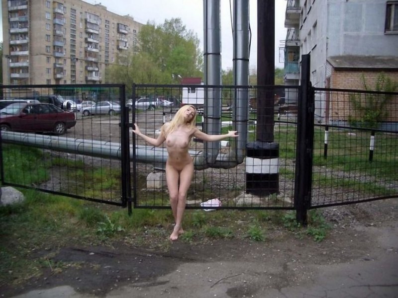 Голая женщина гуляет по улице