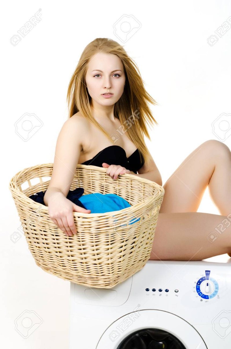 Мама стирает белье