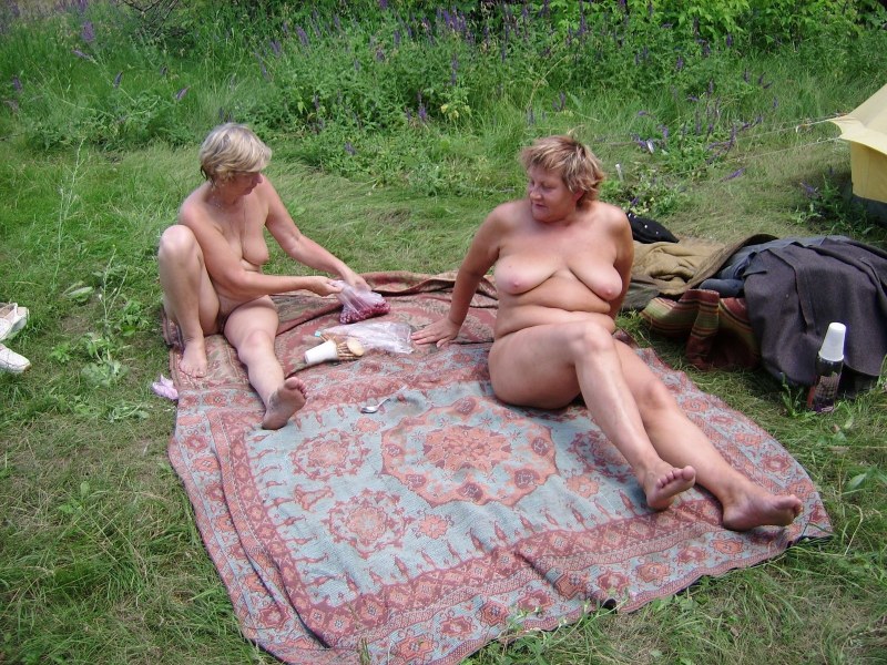 Ебля зрелых баб на природе