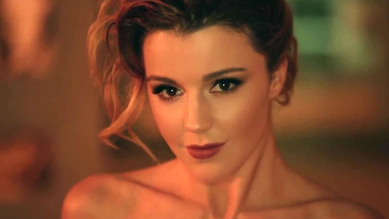Юлиана Караулова обнажилась в клипе