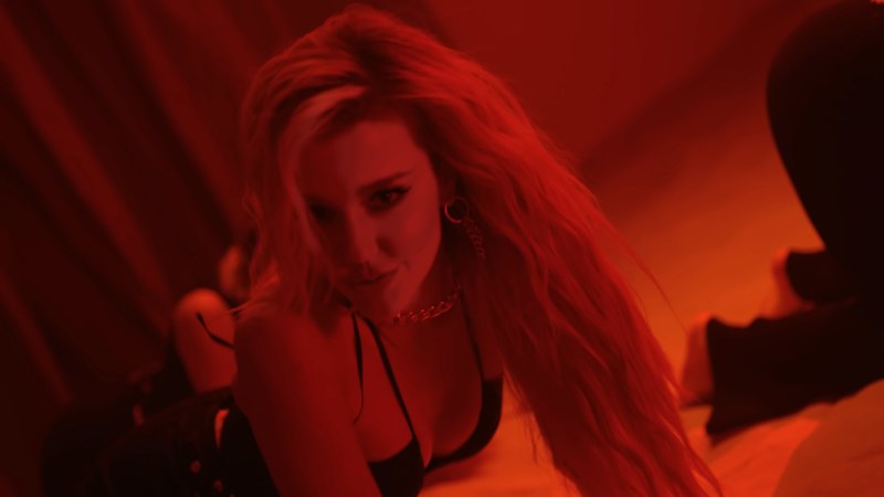 Юлиана Караулова на сцене