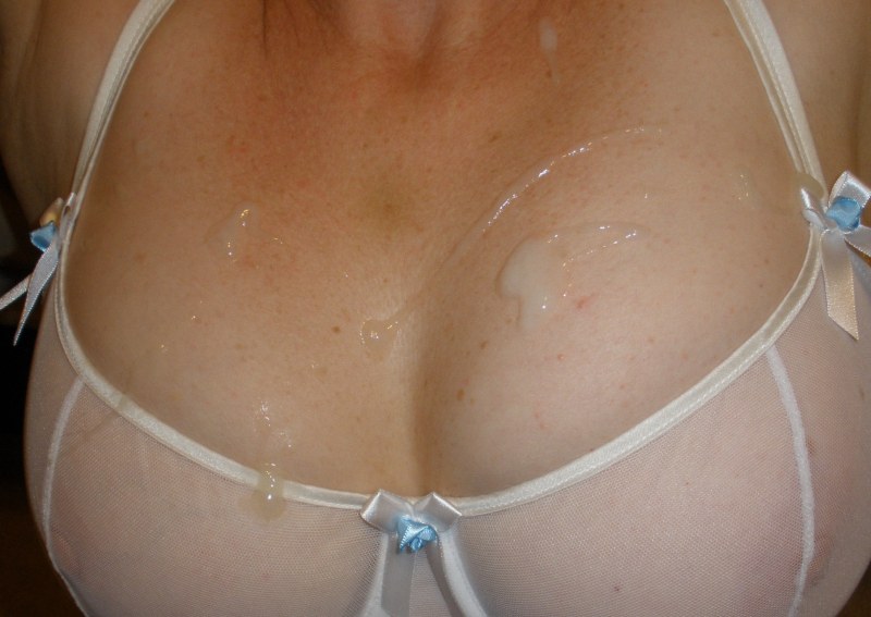 Надевает лифчик cum on tits in Bras