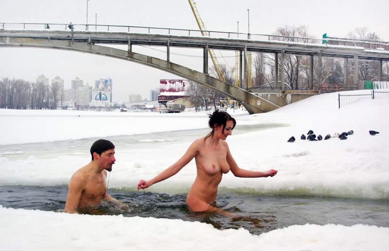 Голые бабы купаются на крещение