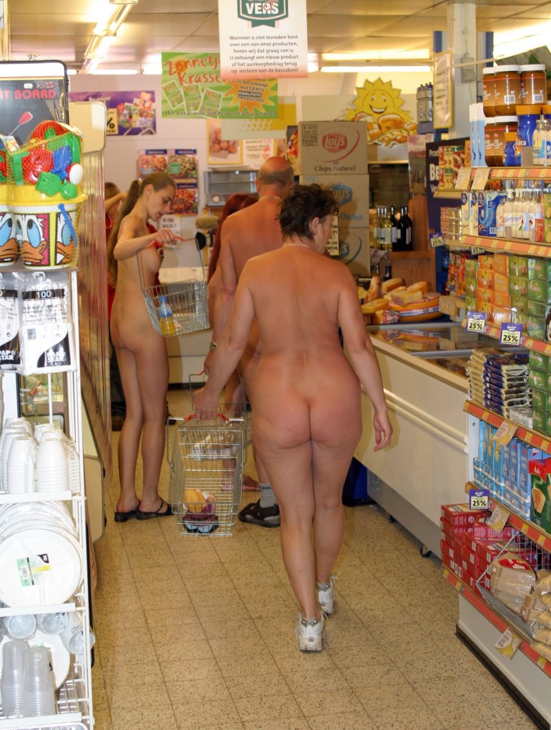 Продуктовый магазине голая