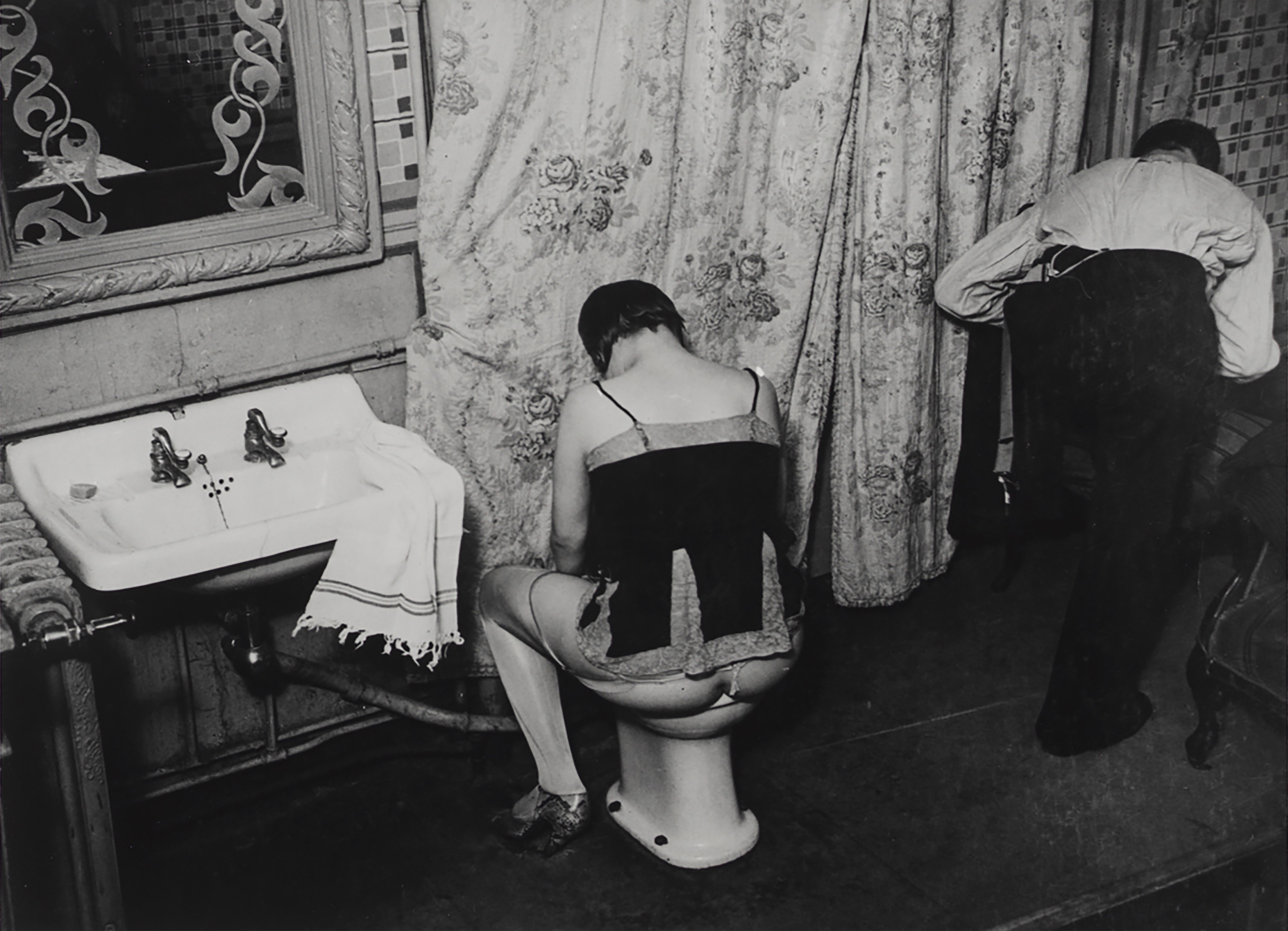 Подмывается скрытой камерой. Брассай монастырский бордель. Брассай (Дьюла халас) женщина-Амфора, 1935.. Брассай (Brassaï). Брассай фотограф бордель.